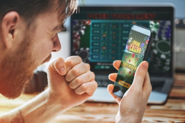Panel kontrol Golden Toad menampilkan opsi ukuran taruhan, tombol putar, dan riwayat pembayaran